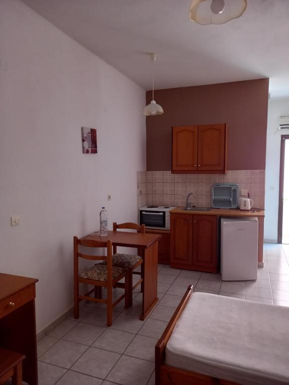KOSTAS APARTMENTS room 2